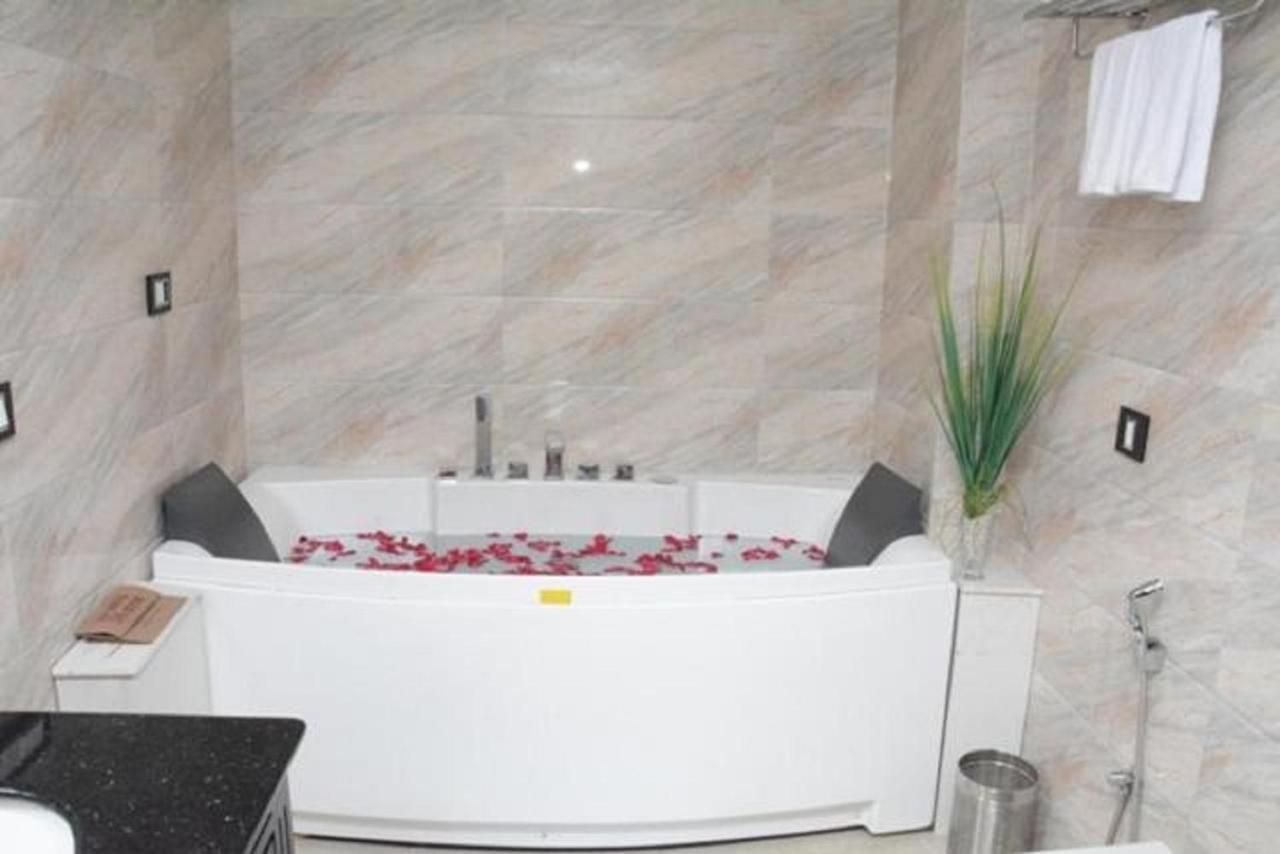 Hotel Atithi Gauháti Kültér fotó
