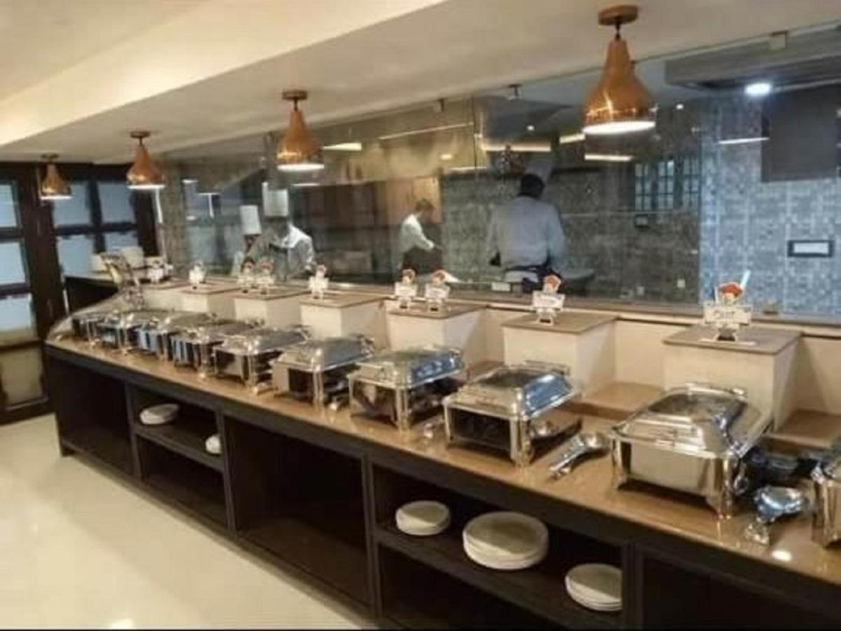 Hotel Atithi Gauháti Kültér fotó
