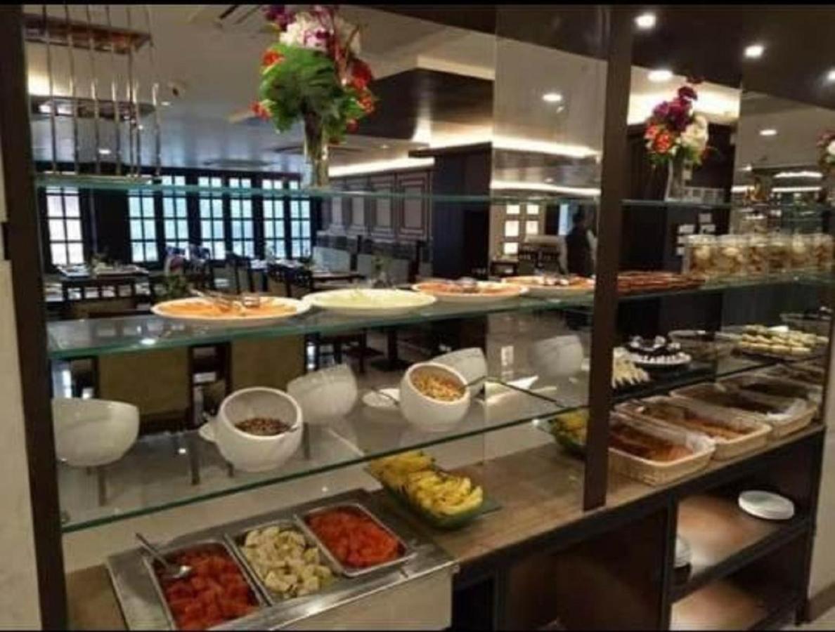 Hotel Atithi Gauháti Kültér fotó