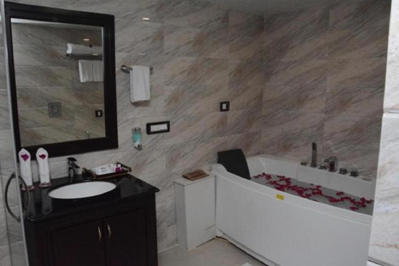 Hotel Atithi Gauháti Kültér fotó
