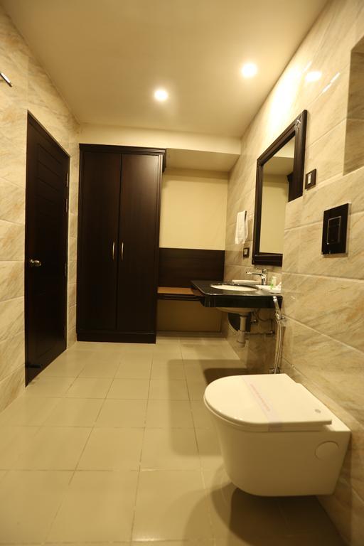 Hotel Atithi Gauháti Kültér fotó